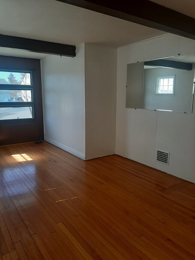 Livingroom - 517-1 Stafford Ave