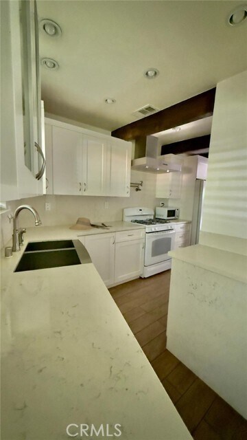 Building Photo - 1216 N Beverly Glen Blvd
