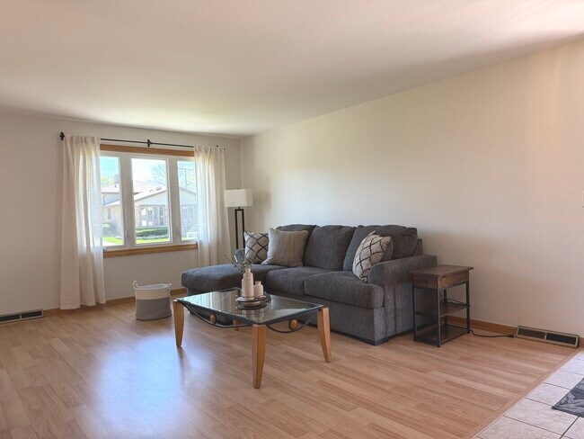 Building Photo - 6944 W 106th Pl