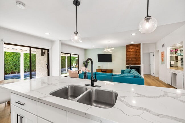 Building Photo - 1433 E Caleta Way