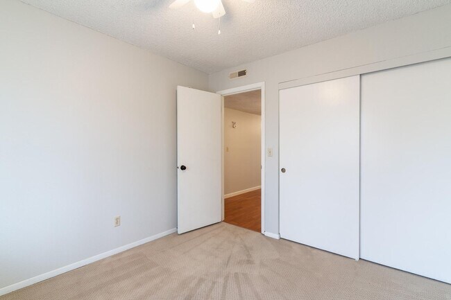 Building Photo - SPACIOUS 3 BEDROOM CONDO! CONVENIENT LOCATION!