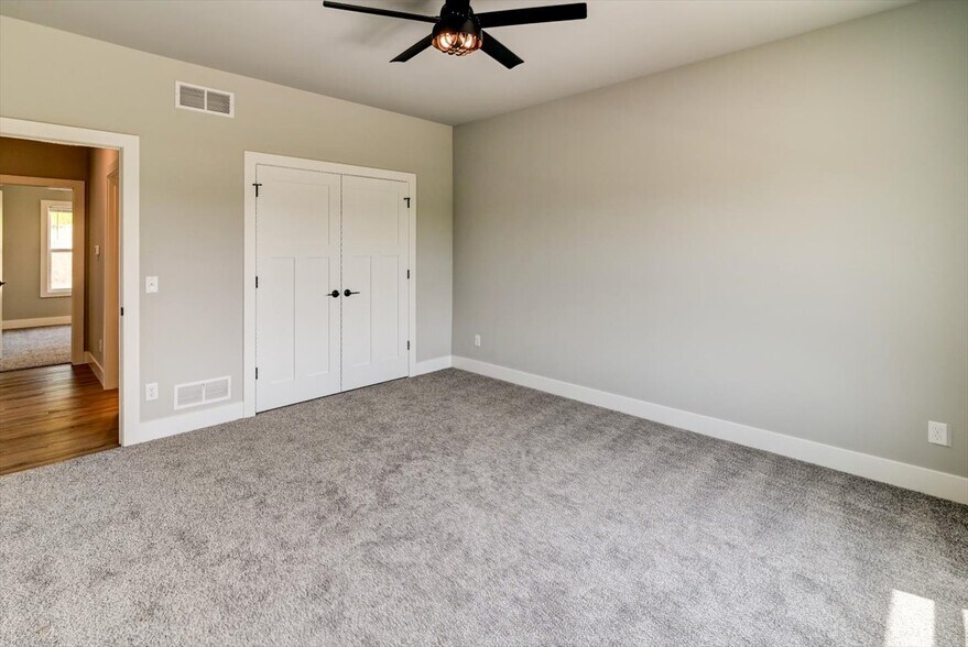 Building Photo - 2940 Blue Grass Dr