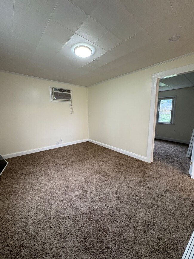 Building Photo - Updated 1-Bedroom Apartment – Move-In Ready!