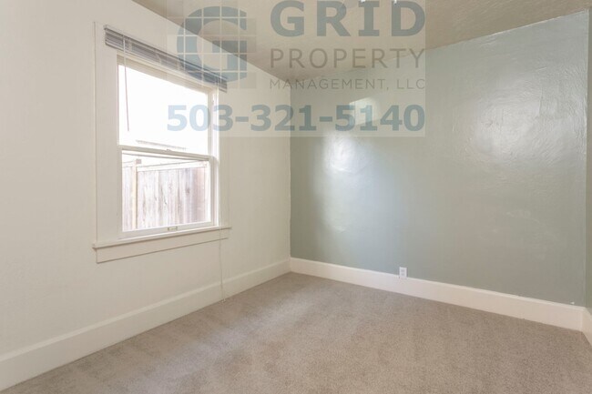 Building Photo - Charming 2 Bedroom Apartment Available in Milwaukie - Private Fenced-In Yard!