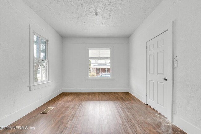 Building Photo - 2106 Moncrief Rd