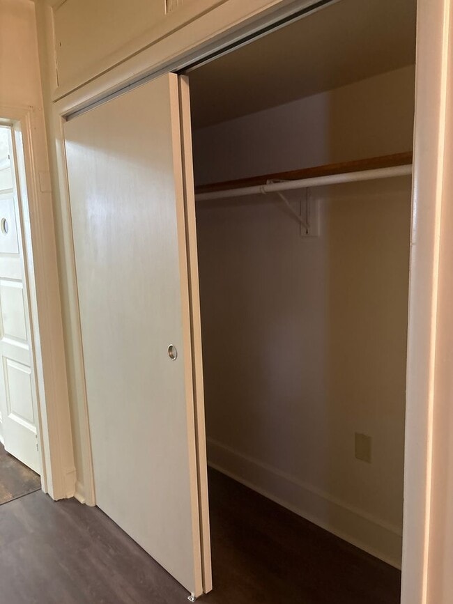 Building Photo - 1 Bedroom Apartment Available Now – Sectio...