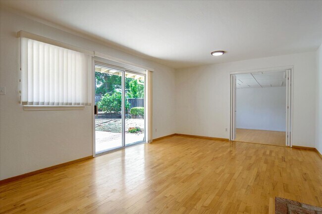 Building Photo - Great Location 3BD Home with Wood Floors &...