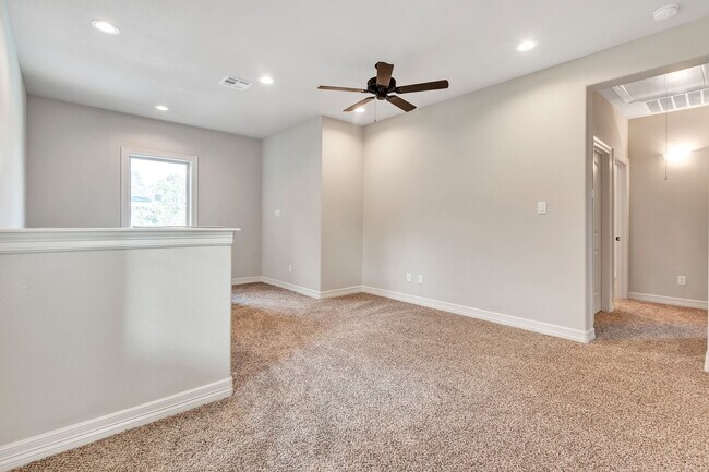 Building Photo - 311 Fairway Dr