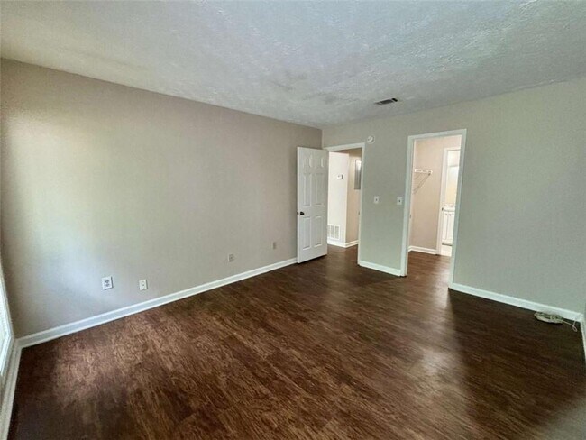 Building Photo - 3841 Woodridge Way