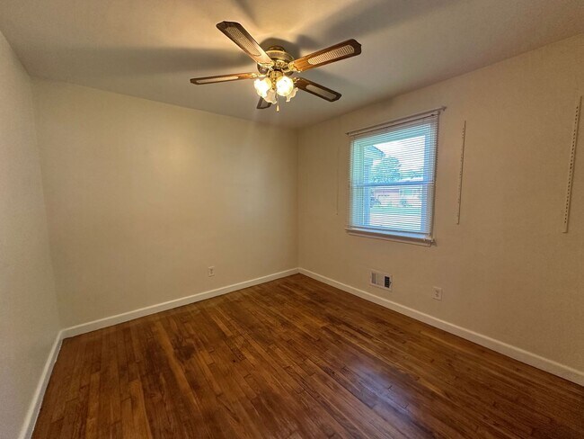 Building Photo - 1408 Dermott Ave