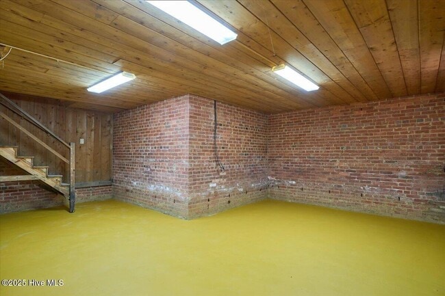 Building Photo - 300 Dogwood Ln