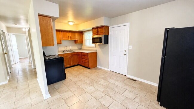 Building Photo - WEST - EAGLEDALE 3 BEDROOM RANCH AVAILABLE NOW!