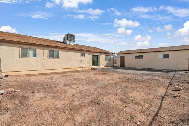 Building Photo - PET FRIENDLY CENTRALLY LOCATED ON ONE ACRE