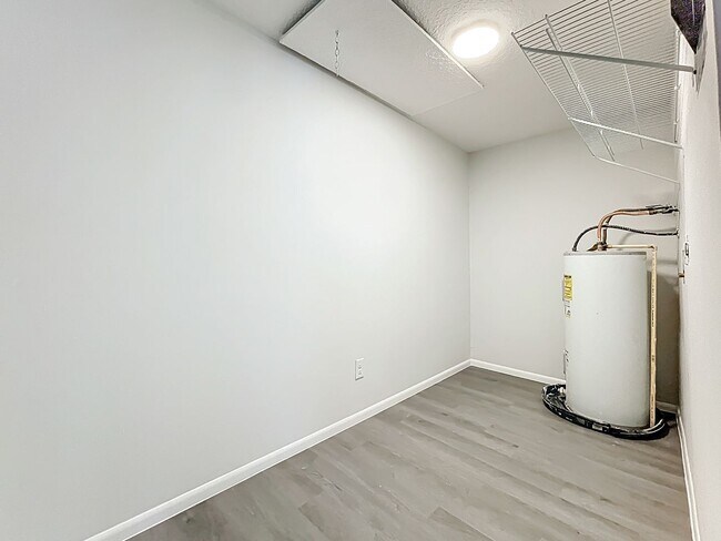 Building Photo - Renovated 2 Bedroom 1 Bathroom Apartment |...