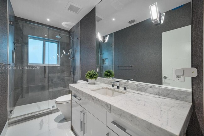 Building Photo - 10618 NE 11th Ct