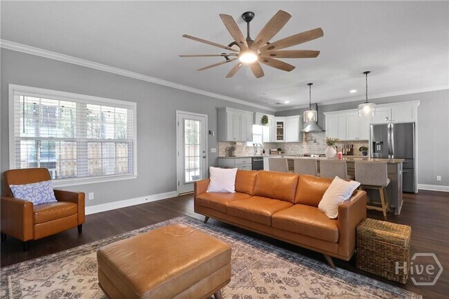 Building Photo - Perfect blend of luxury and comfort