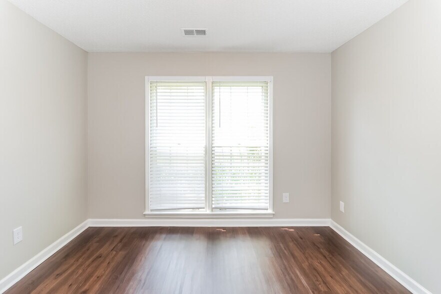 Building Photo - 8642 Tropicana Dr N