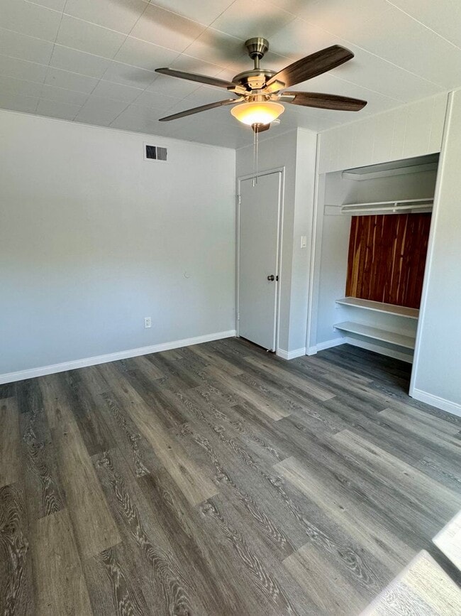Building Photo - Beautiful & Welcoming 3 Bed/2 Bath Walking...