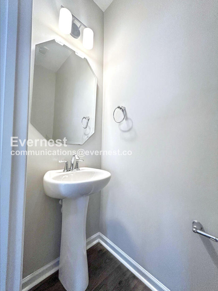 Building Photo - 2031 Darby View Ln