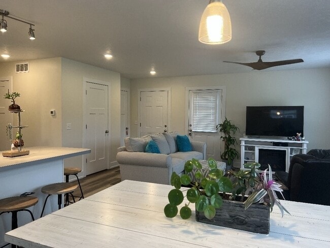 Building Photo - 3240 Babylon Rd