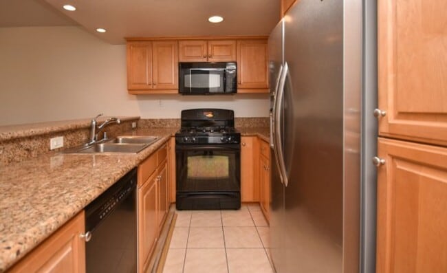 Building Photo - Beautiful condo blocks from the beach!