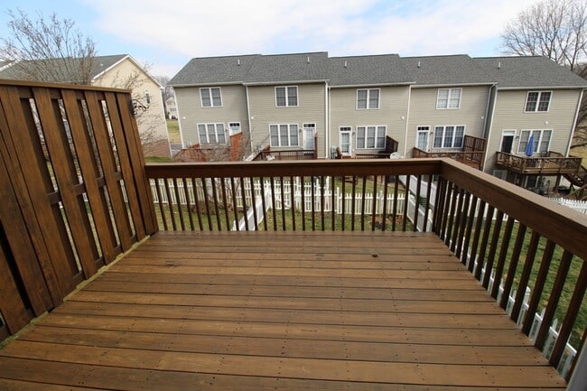 Building Photo - 3 story townhome with fenced in yard for rent in Taylor Springs