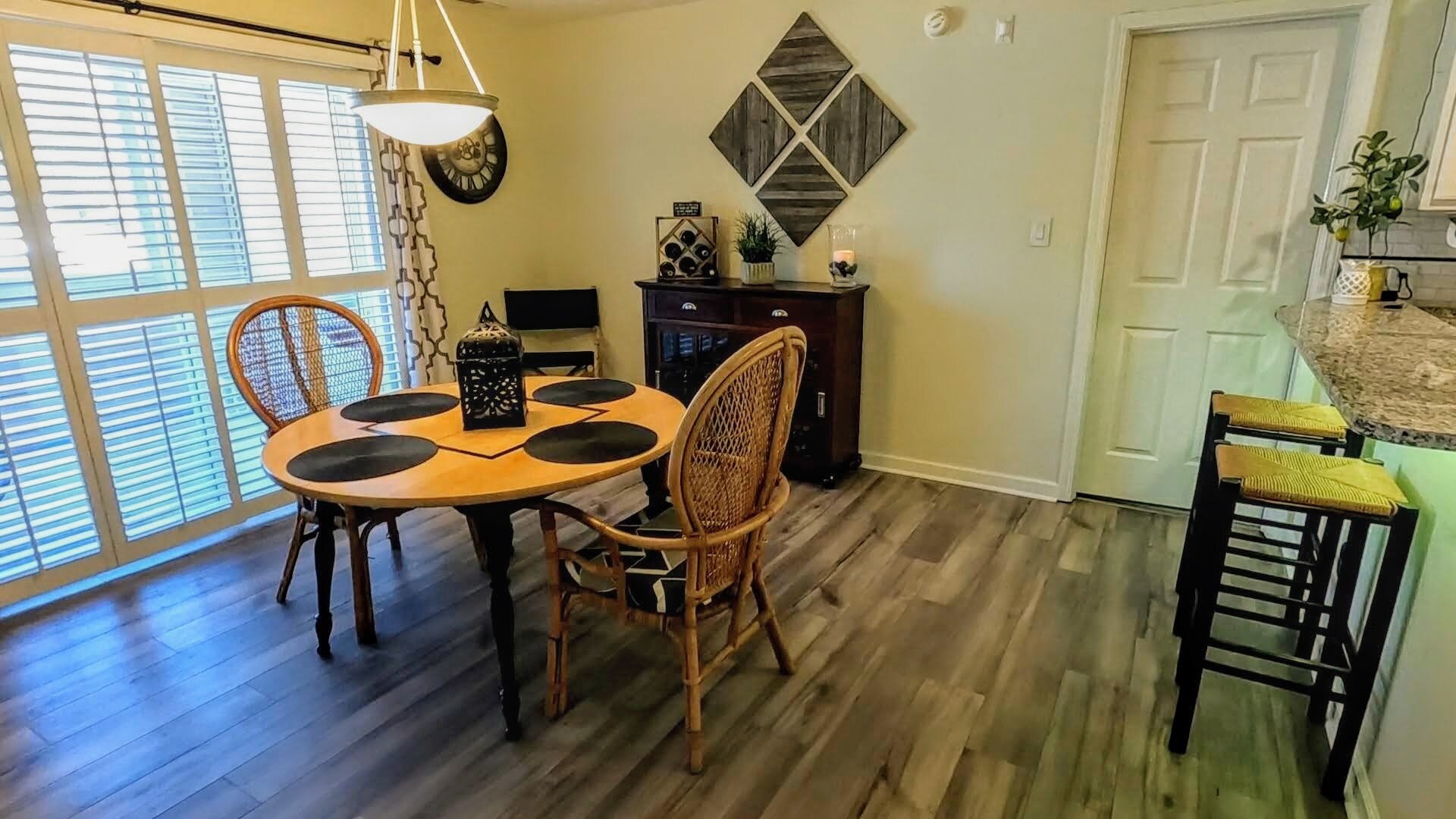 View of the dining area and breakfast bar, with entrance to the master suite. - 424 Commerce Ave