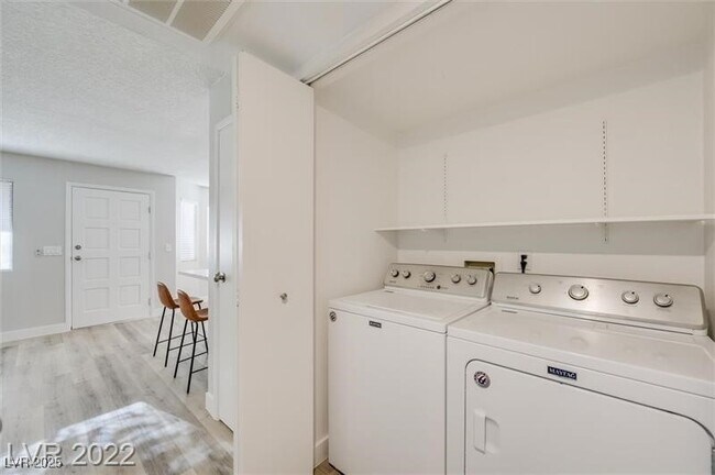Building Photo - 853 Rock Springs Dr