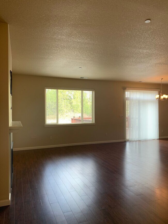 Building Photo - Beautiful Craftsman Style Home! 2 Car Garage! Gas Fireplace and Granite Counter Tops! Attached Ga...