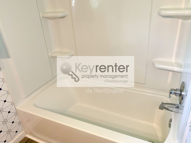 Building Photo - 827 Woodmore Ln