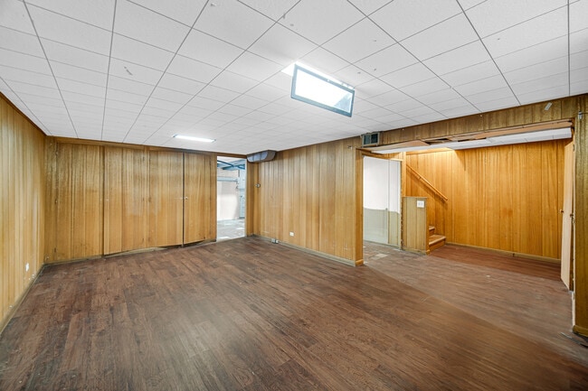 Building Photo - 7248 N Ridge Blvd