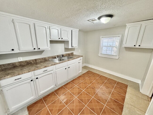 Building Photo - 2603 Carnes Ave