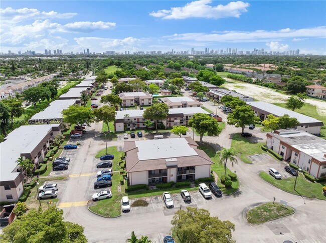 Building Photo - 20905 NE 8th Ct