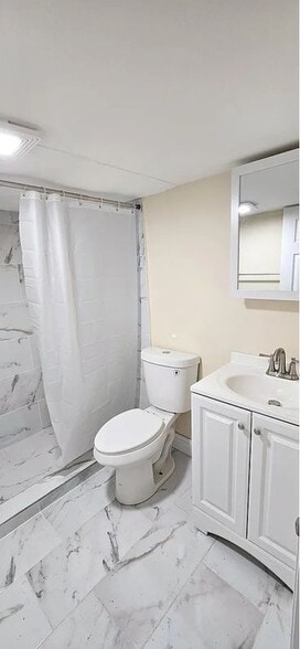 Building Photo - 3810 Golfview Dr