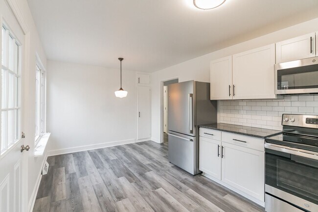 Building Photo - 4/ 1.5 Just minutes from Wake Forest Unive...
