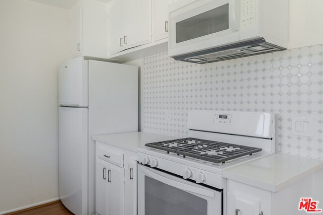 Building Photo - 2210 S Sycamore Ave