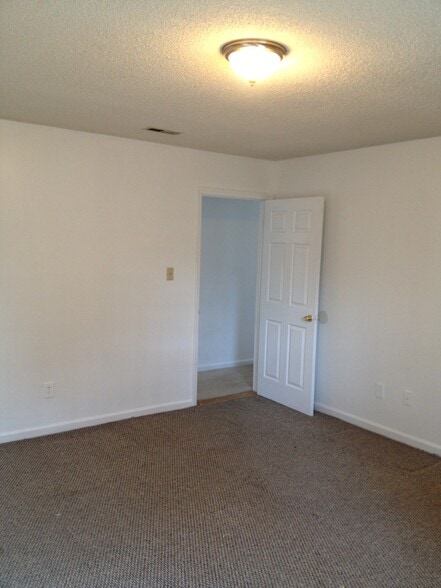 Master Bedroom - 1102 Pecan Plz