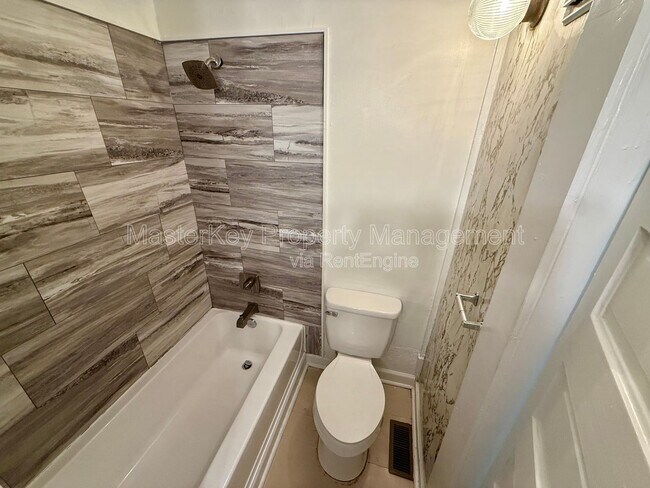 Building Photo - 302 Raynor St