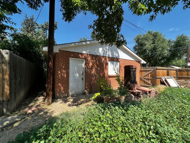 Building Photo - Spacious 3 Bed 2 Bath House in Central For...