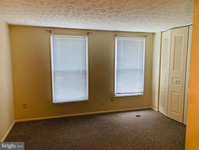 Building Photo - 30 Valleyside Ct