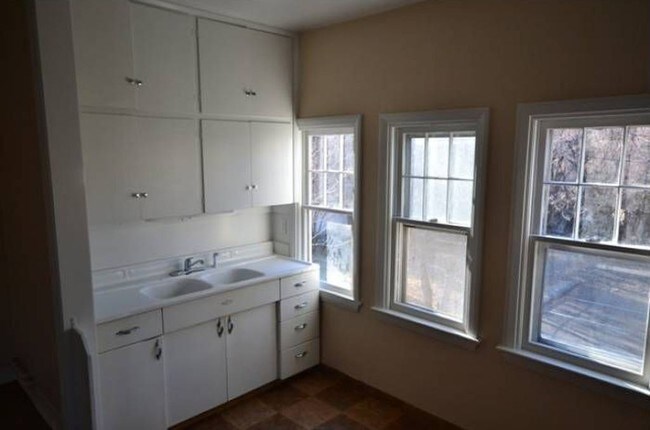 Building Photo - 305 Peasley St