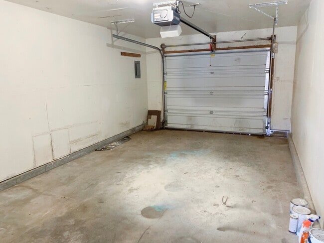 Building Photo - 2 Bed Townhouse with Garage! Convenient Lo...