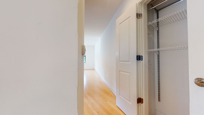 Building Photo - Friendship Heights Modern One Bedroom Off ...