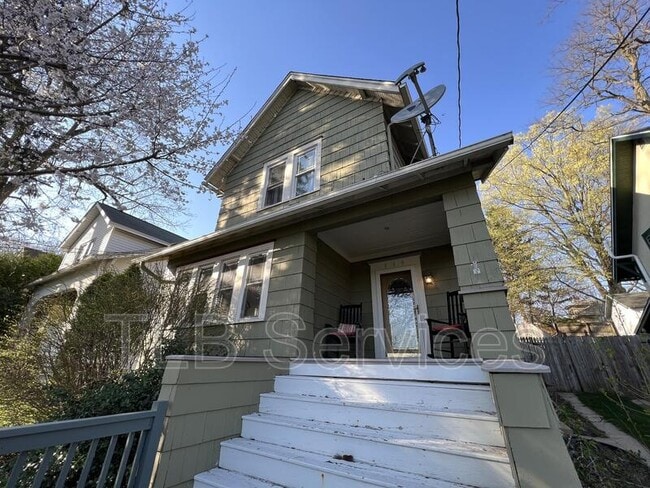 Building Photo - 519 School St