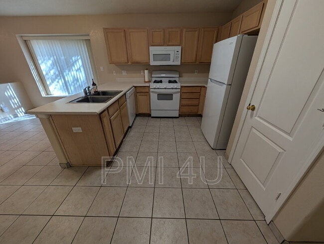 Building Photo - 9800 Kokopelli Dr NW