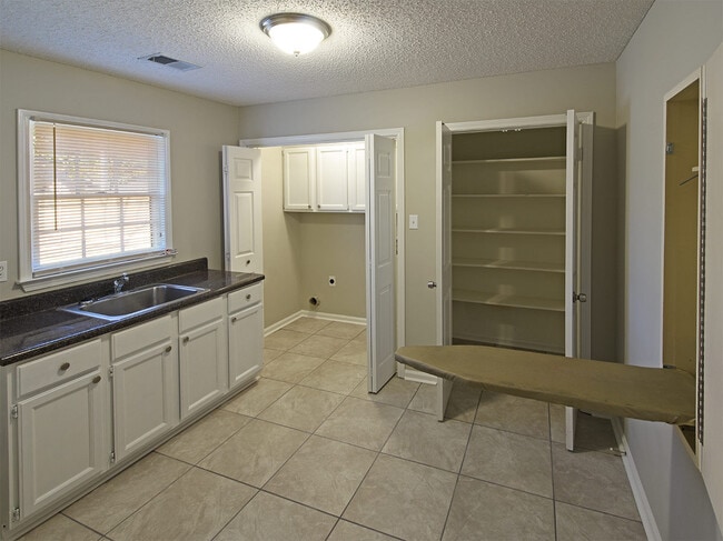 Building Photo - 3 Bedroom, 2.5 Bathrooms Near S Germantown and E Shelby Dr