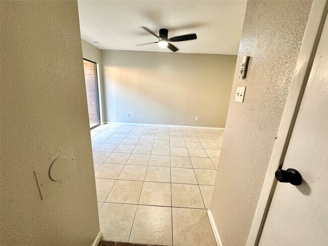 Building Photo - 9090 S Braeswood Blvd