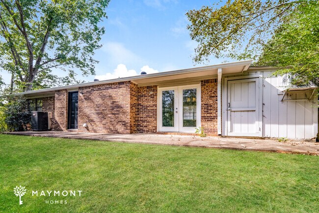 Building Photo - Charming 3-Bedroom, 2-Bath Brick Home in P...