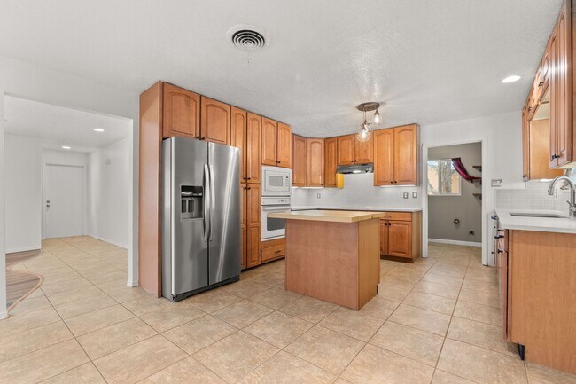Building Photo - Large 4 Bedroom 2 Bath House