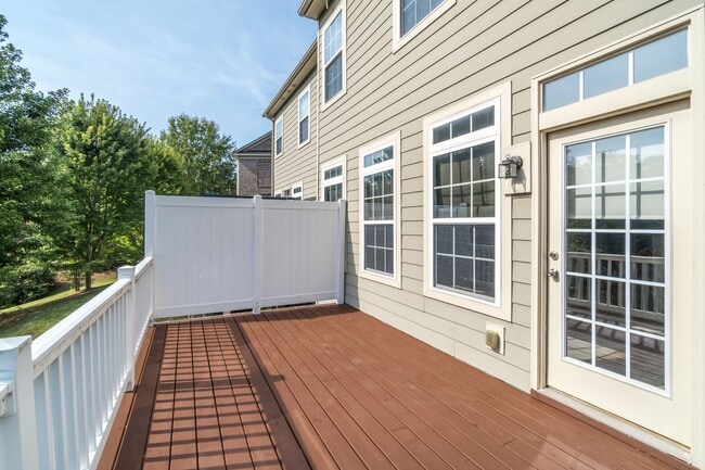 Building Photo - Gorgeous 3 Bedroom Townhome in Davidson
